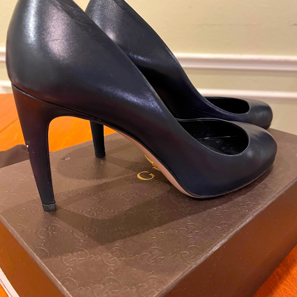 Authentic Gucci navy blue pumps!